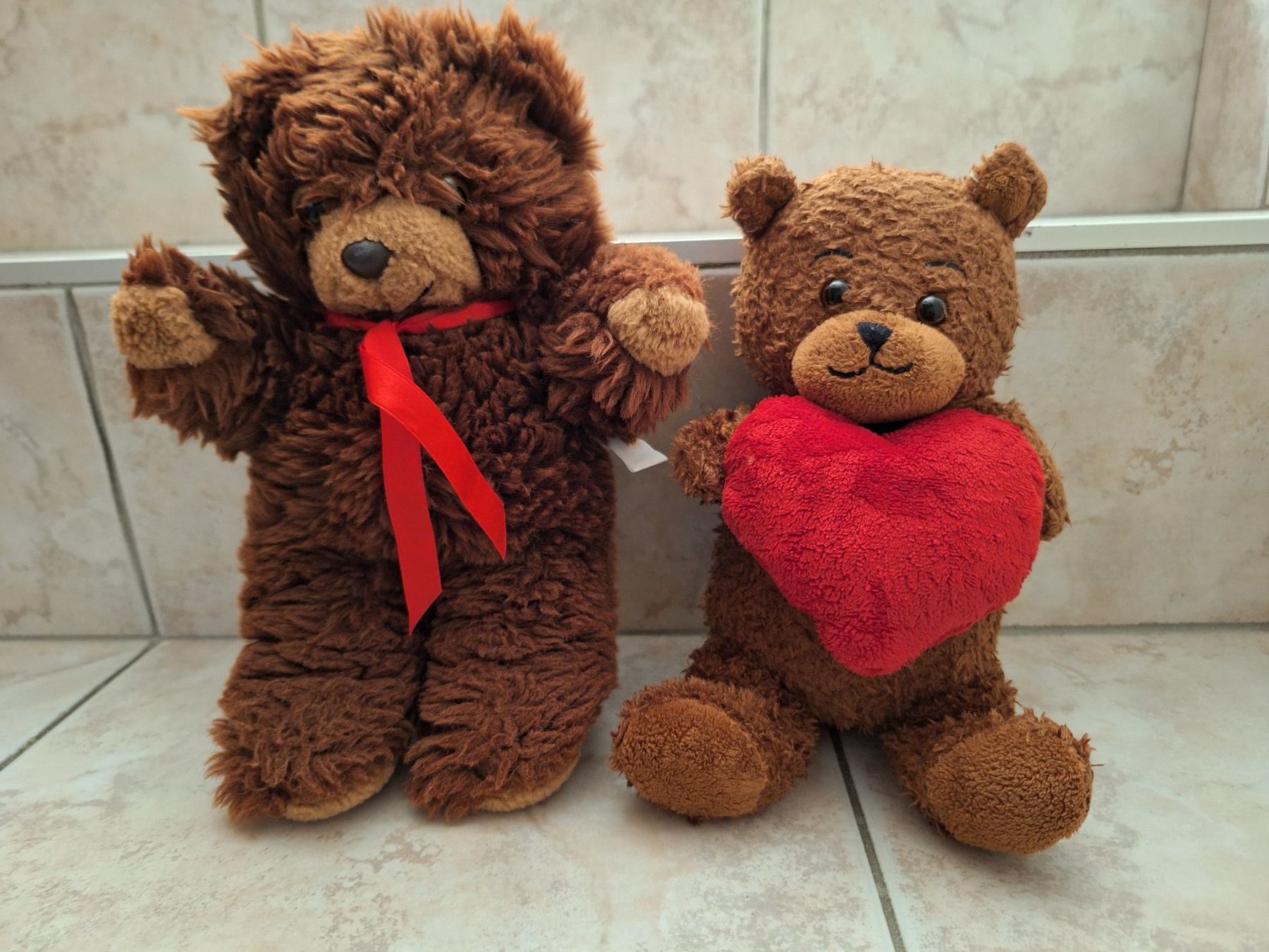 Spielzeuge: 2 braune Teddybären – Gebraucht aus Starrkirch-Wil von Mambostar