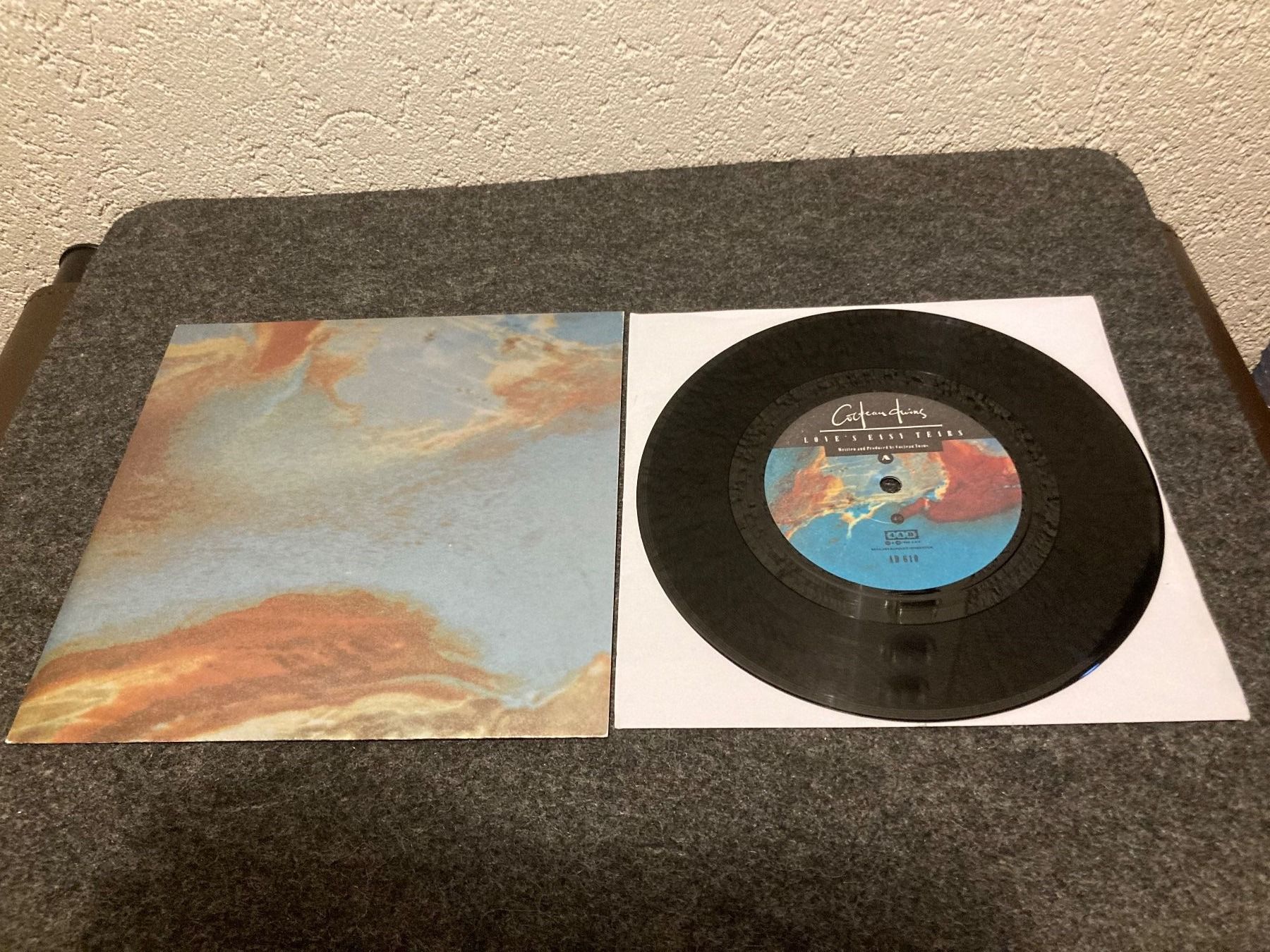 Schallplatten: Cocteau Twins - Love's Easy Tears (7") – Gebraucht aus Fribourg von Karushi 1