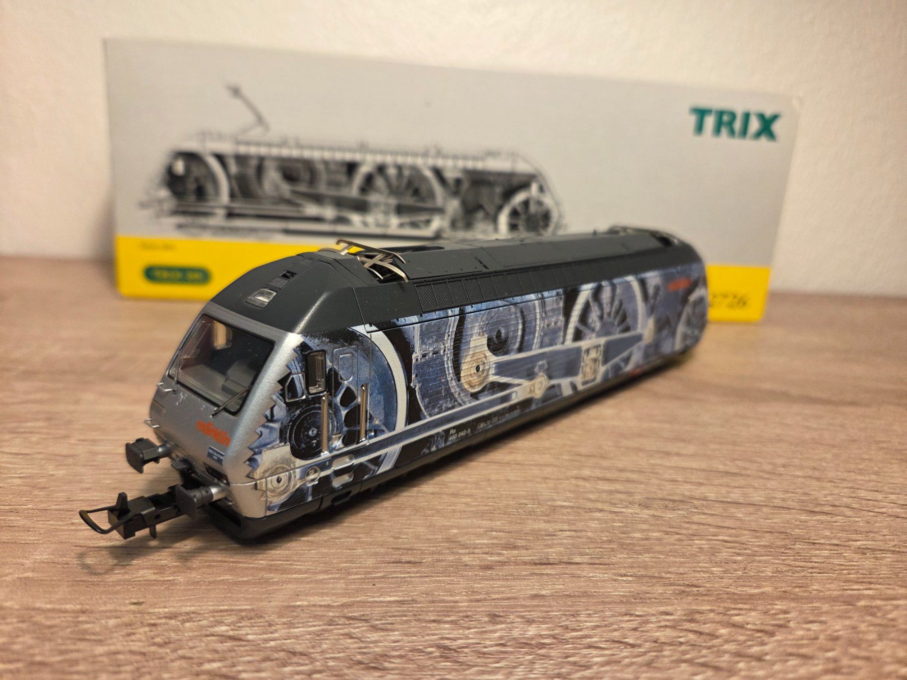 Trix Modellini di ferrovie: Trix 22726 E-Lok Re 460 "Industrie" SBB H0 – Nuovo e nell'imballaggio originale da St-Aubin-Sauges venduto da Lo_Go 2