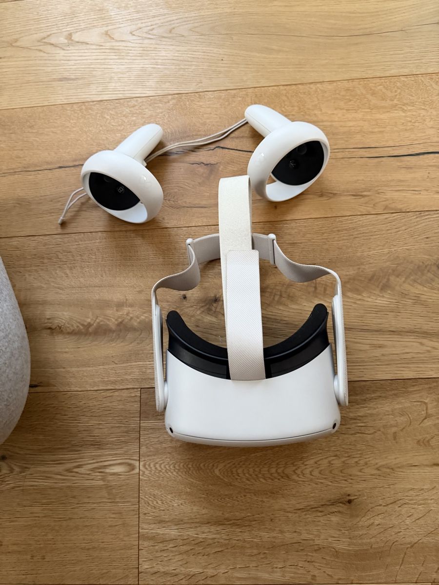 Casco VR: Meta Quest 2 VR Headset with Controllers and Case – Usato da Neuenegg venduto da mak_rq67 1