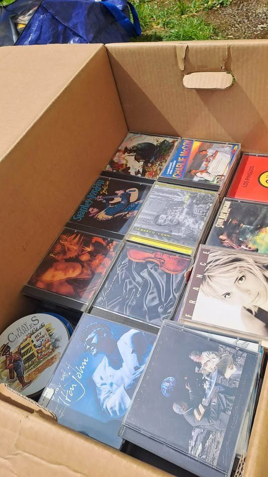 CDs: CD en lot, tout genres, – Gebraucht aus Areuse von sis_y7dg