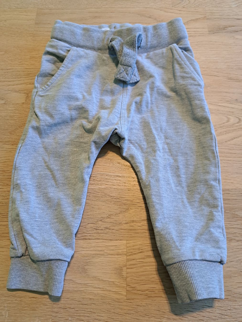 Next Pantaloni: 2 leichte Jogging Hosen, Grösse 74 – Usato da Bergdietikon venduto da Staphylococcus 4