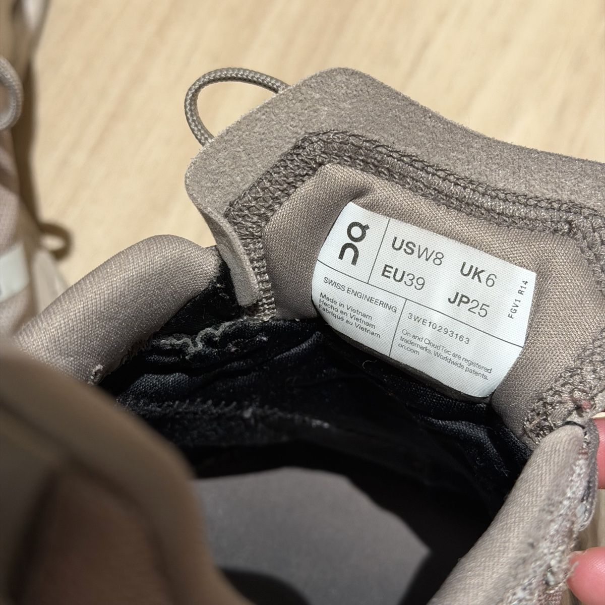 On Scarpe da donna: On Cloudsurfer Trail Waterproof rubber shoes – Usato da Lausanne venduto da its_zl9h 6