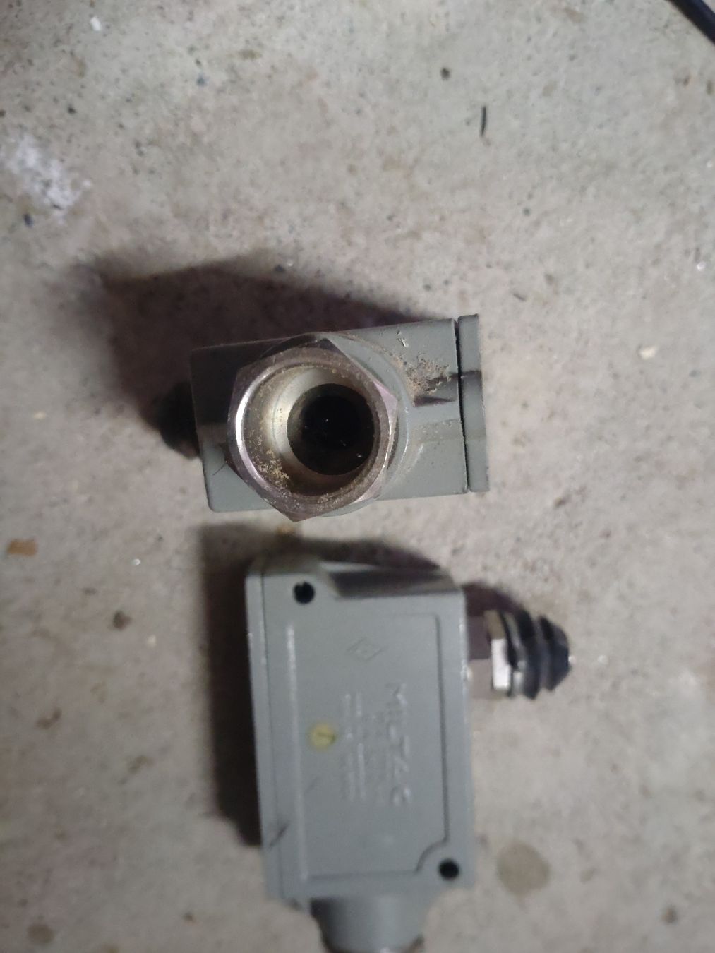Schalter: MILTAC C Interrupteur de position Industriel, Lot de 2 – Gebraucht aus Vétroz von Guadonjin 2