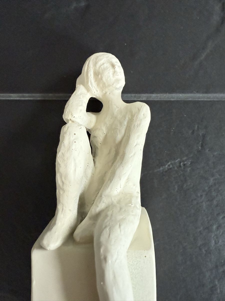 Statuette: Weisse Deko-Figur "Sitzende Frau" – Nuovo (secondo la descrizione) da Neuhausen venduto da DELY