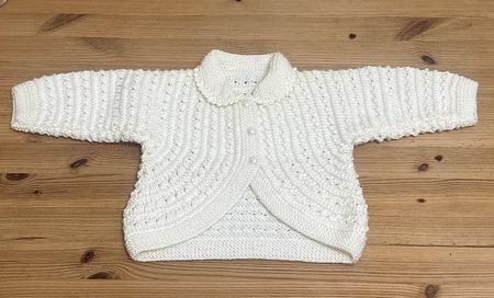 Handgestrickte Baby-Strickjacke mit Kragen