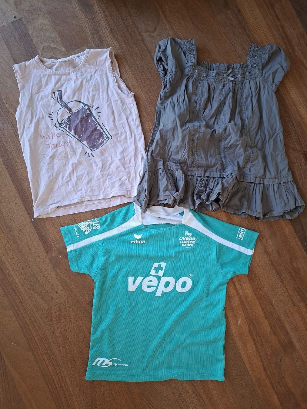 Lotti & Set di vestiti: 7-teiliges Kleiderset Grösse 128 – Usato da Thun venduto da SiHoSt 2