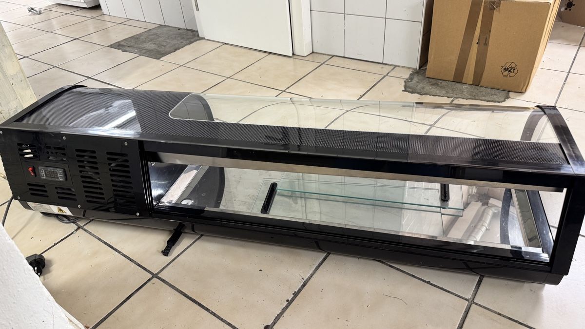 Ggm Gastro Kühlschrank: Vitrine réfrigérée  – Neu (gemäss Beschreibung) aus Peseux von ola_psb6