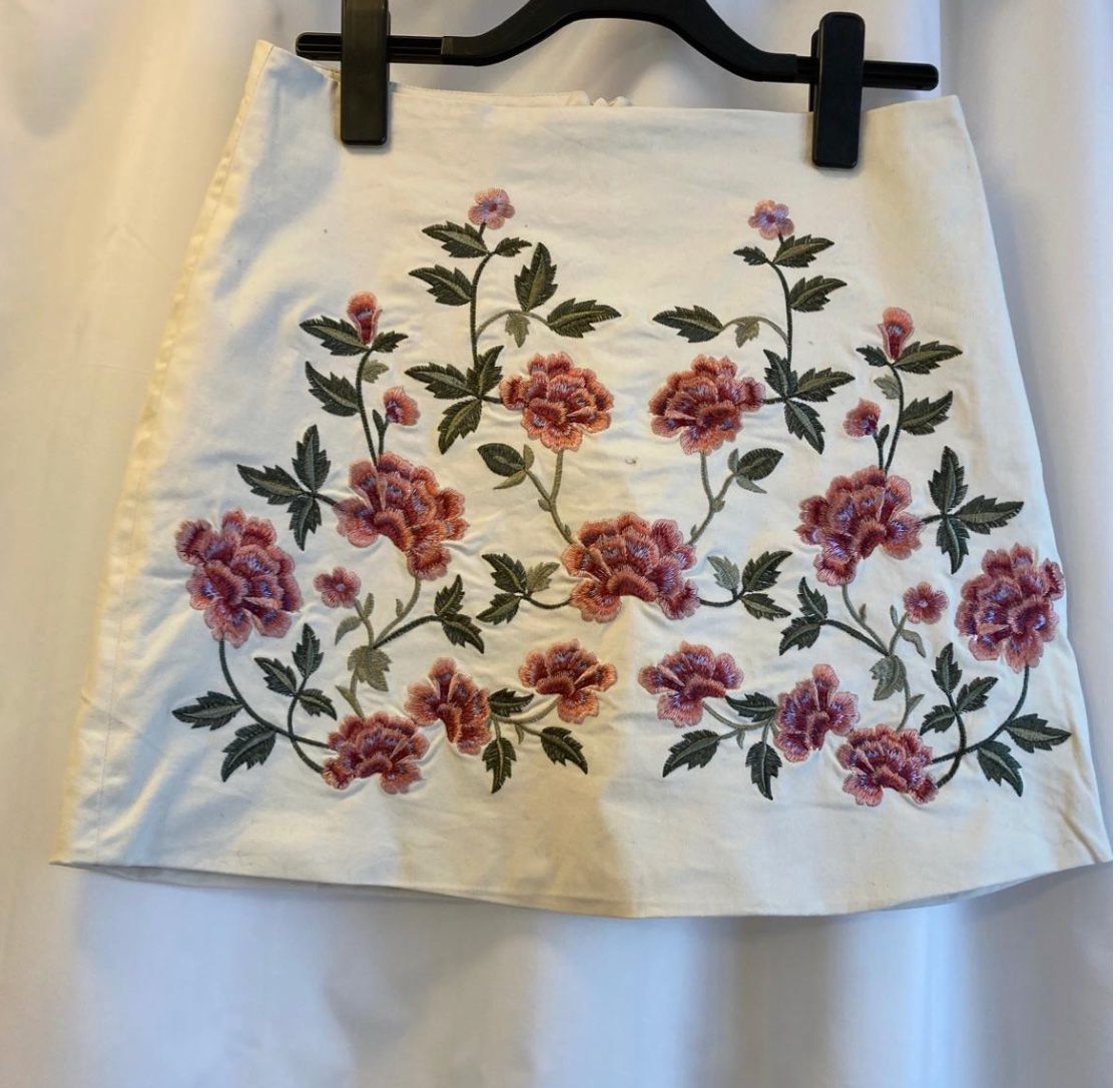 Röcke: magnifique jupe brodée fleurs – Gebraucht aus Fribourg von hap_25hw