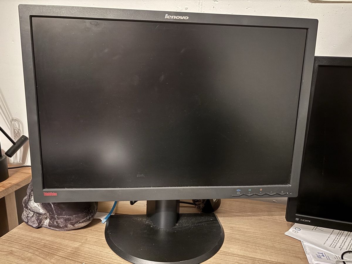 Ecrans: Lenovo ThinkVision 24" – D'occasion à Wil ZH par Pfisti87 1