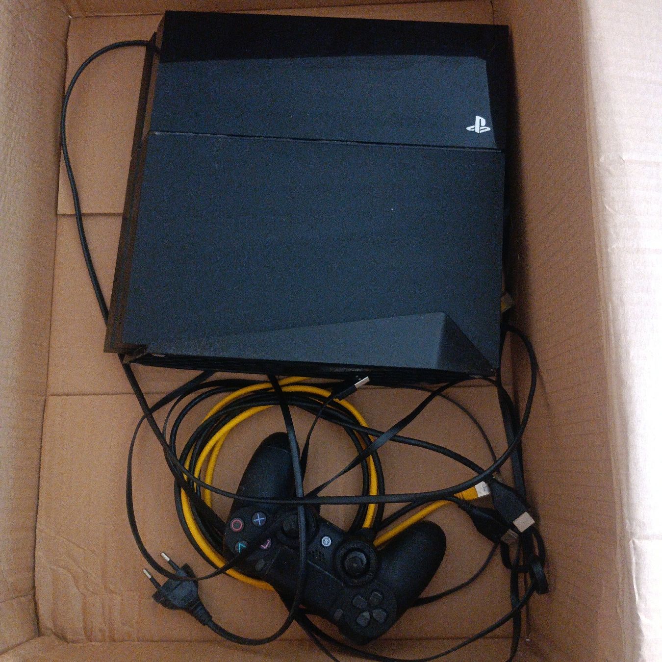 Consoles: PlayStation 4 500GB usata con controller e cavi – D'occasion à tenero par leo_5nyv