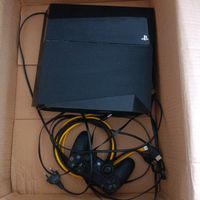 PlayStation 4 500GB usata con controller e cavi