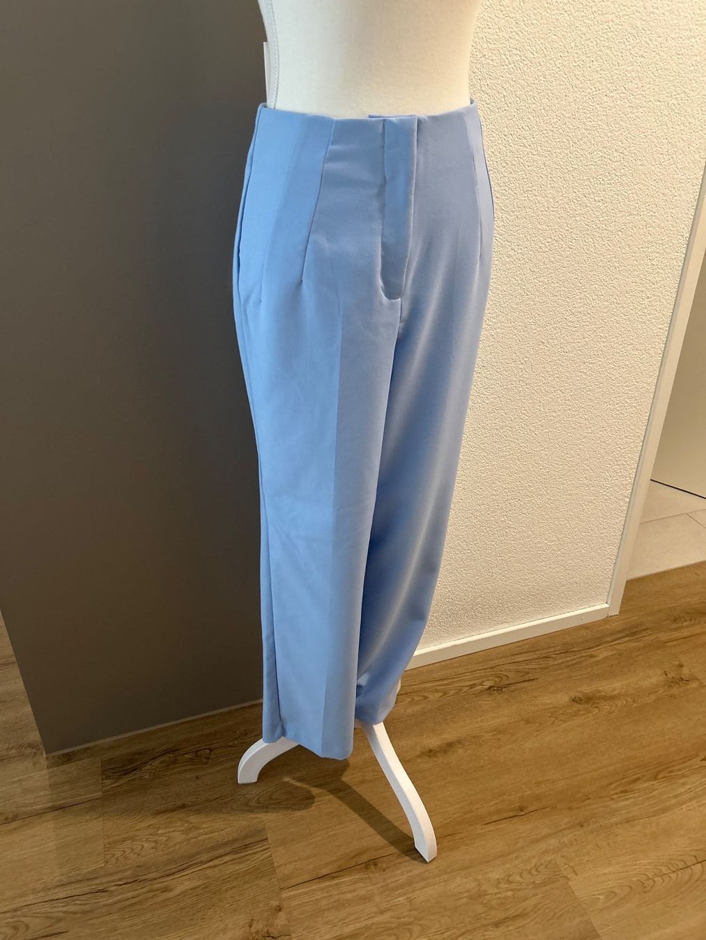 Pantalons: Stoffhose hellblau von Amisu Gr. 38 – D'occasion à Brunnen par Nala2929 1