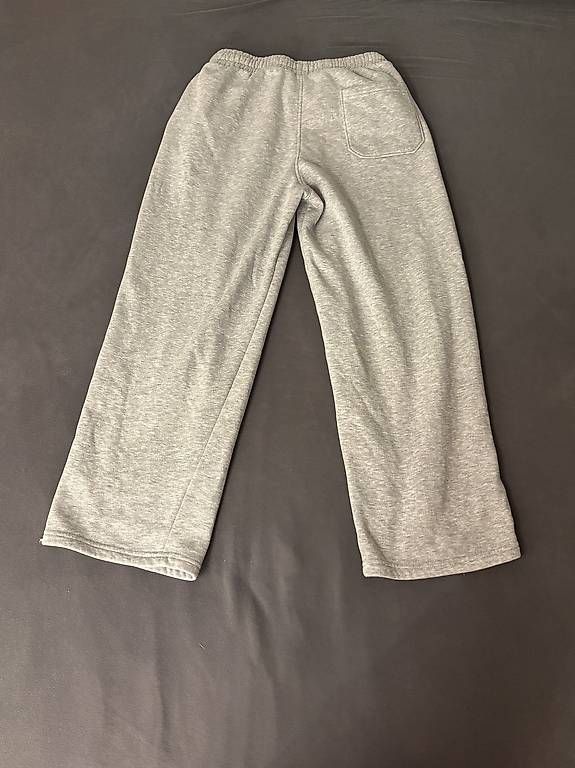 H&M Pantaloni: Graue Trainerhose – Usato da Lenk im Simmental venduto da niczbaeren 1