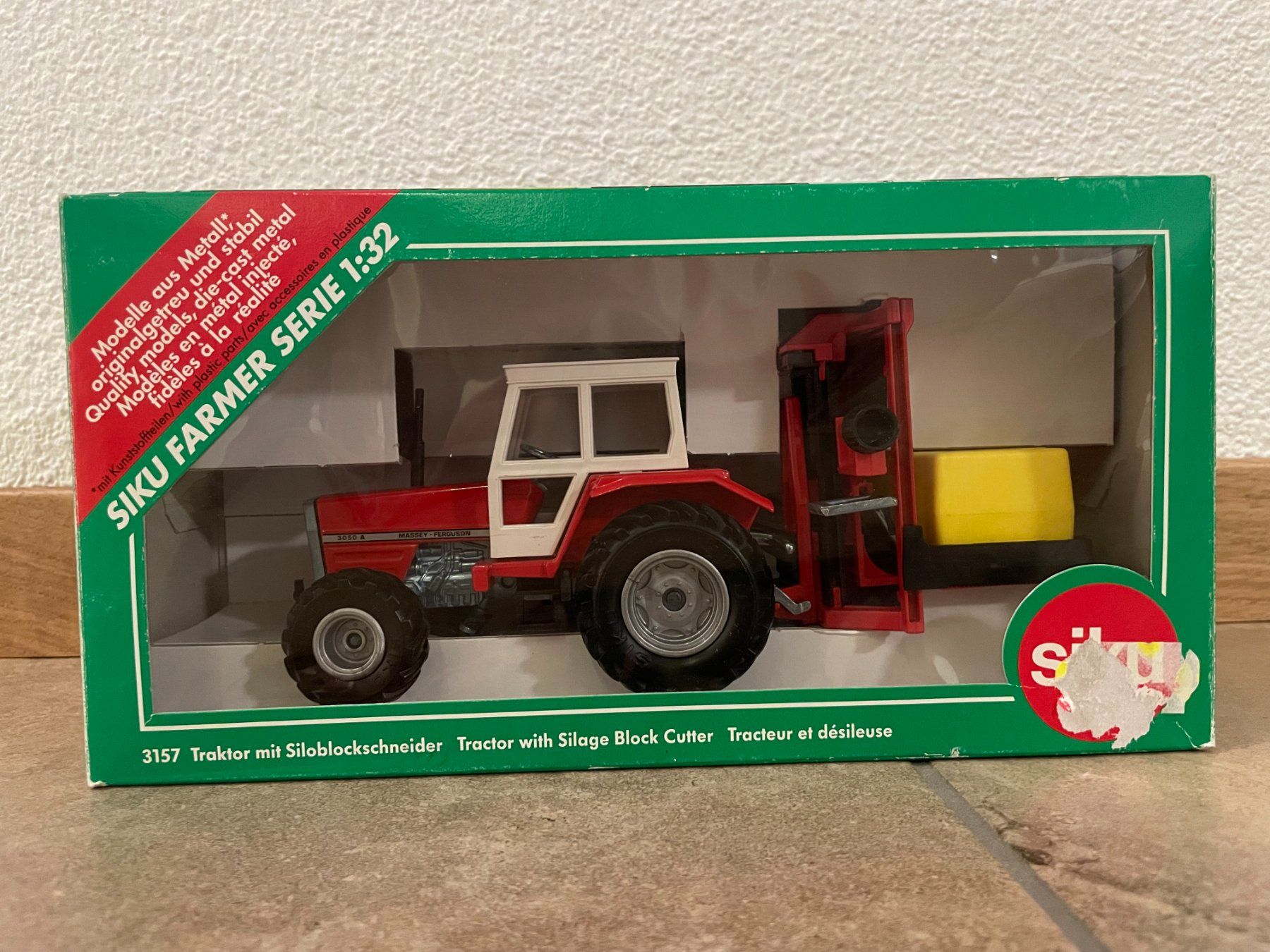 Massey Ferguson Tracteurs: SIKU Massey Ferguson 3050A mit Siloblockschneider – Neuf avec emballage d'origine à Kreuzlingen par Stefan1150 5