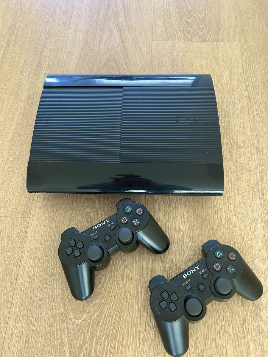 Sony Konsolen: Sony Playstation 3 (PS3) mit 2 Controller + 20 Spiele! – Gebraucht aus Schaffhausen von jan_fcb8
