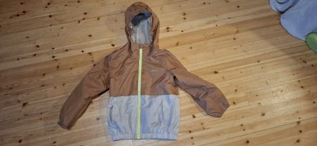 Sehr stylische Quechua Regenjacke, Grösse 5-6jährig MH500