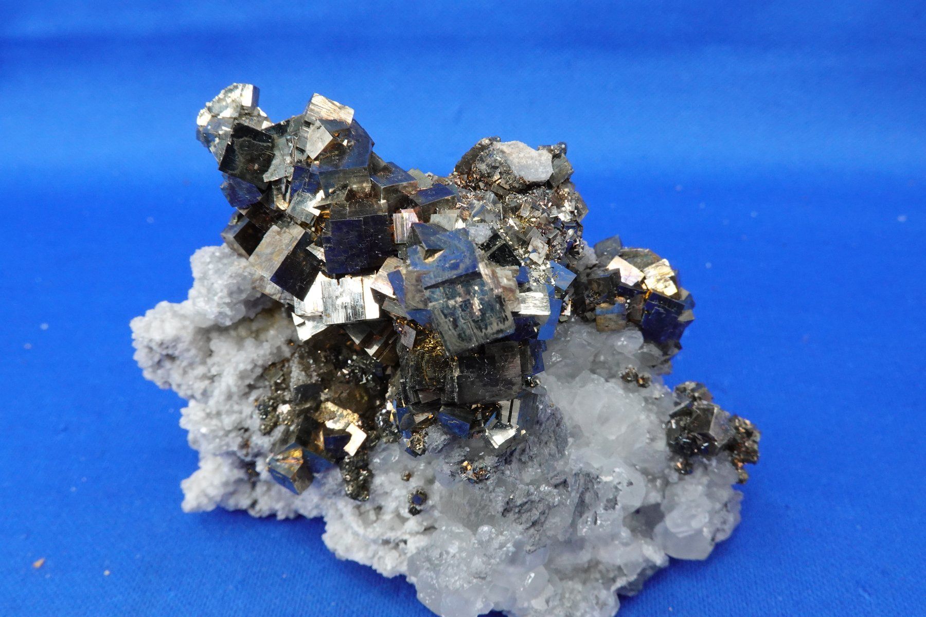 Minerali & Pietre curative: Pyrit auf Calcit (UV) – Usato da Schinznach Bad venduto da Demerald 7