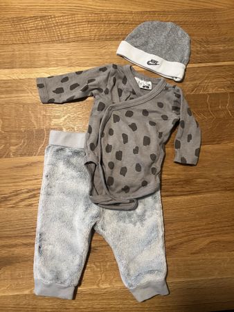 Baby Kleidung Set Strampler Hose Mütze grau Grösse 56