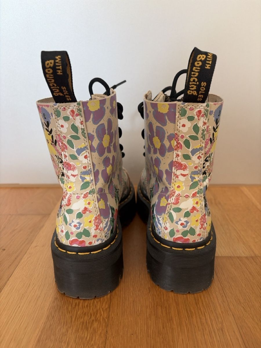 Dr. Martens Chaussures femmes: Dr. Martens SINCLAIR FLORAL MASH UP LEATHER PLATFORM BOOTS – D'occasion à Ittigen par fevo 4