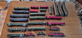 Gemischtes Modellbahn Konvolut 4 Loks, 17 Wagen, 28 Gleise.