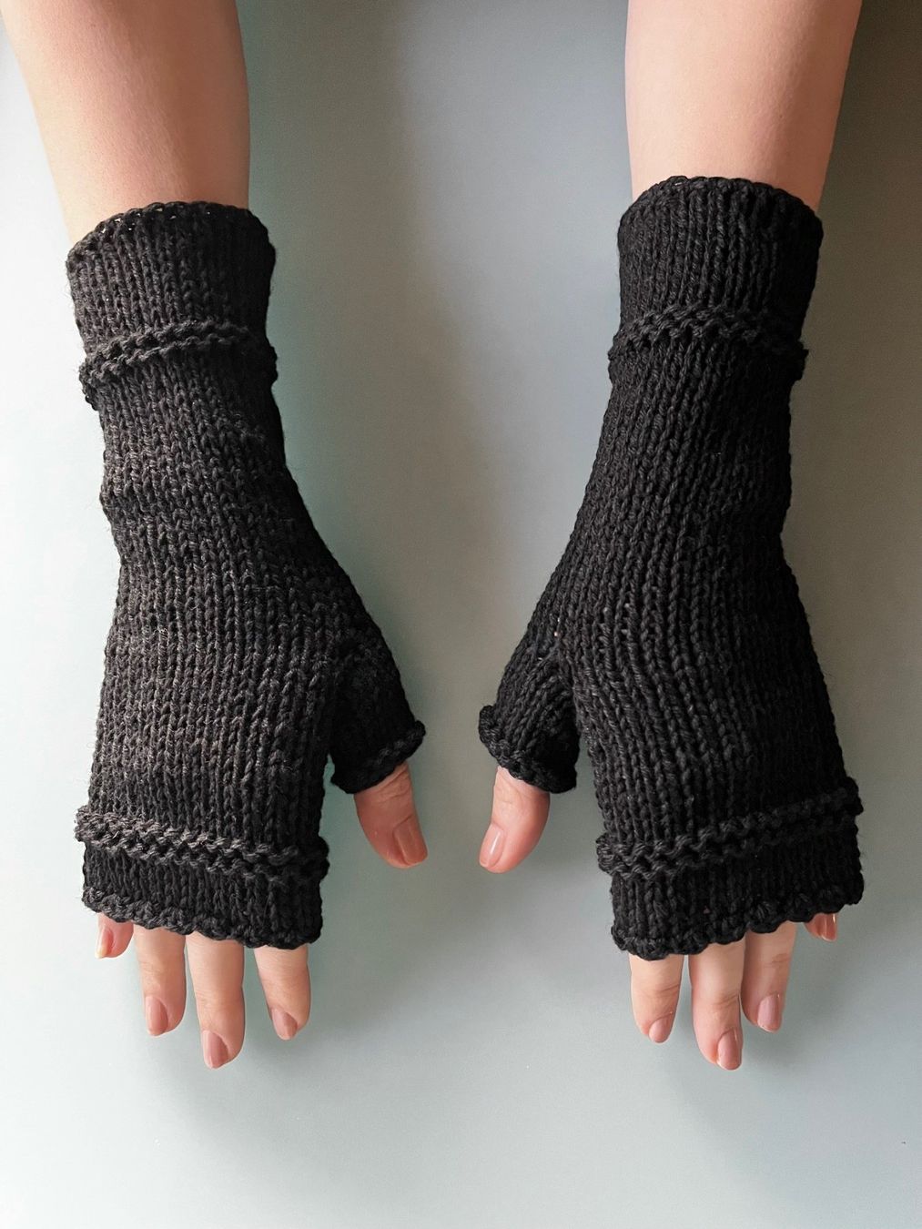 Handschuhe & Handstulpen: Handgestrickte Pulswärmer, schwarz mit Daumen – Neu (gemäss Beschreibung) aus Laufen von flowerfan