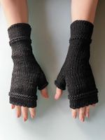Handgestrickte Pulswärmer, schwarz mit Daumen
