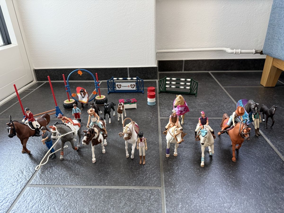 Schleich Giocattoli: Schleichpferde mit Stall – Usato da Zürich venduto da Sonnenkind2015
