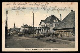 AK Kerzers, Dorfstraße mit Schulhaus und Käserei