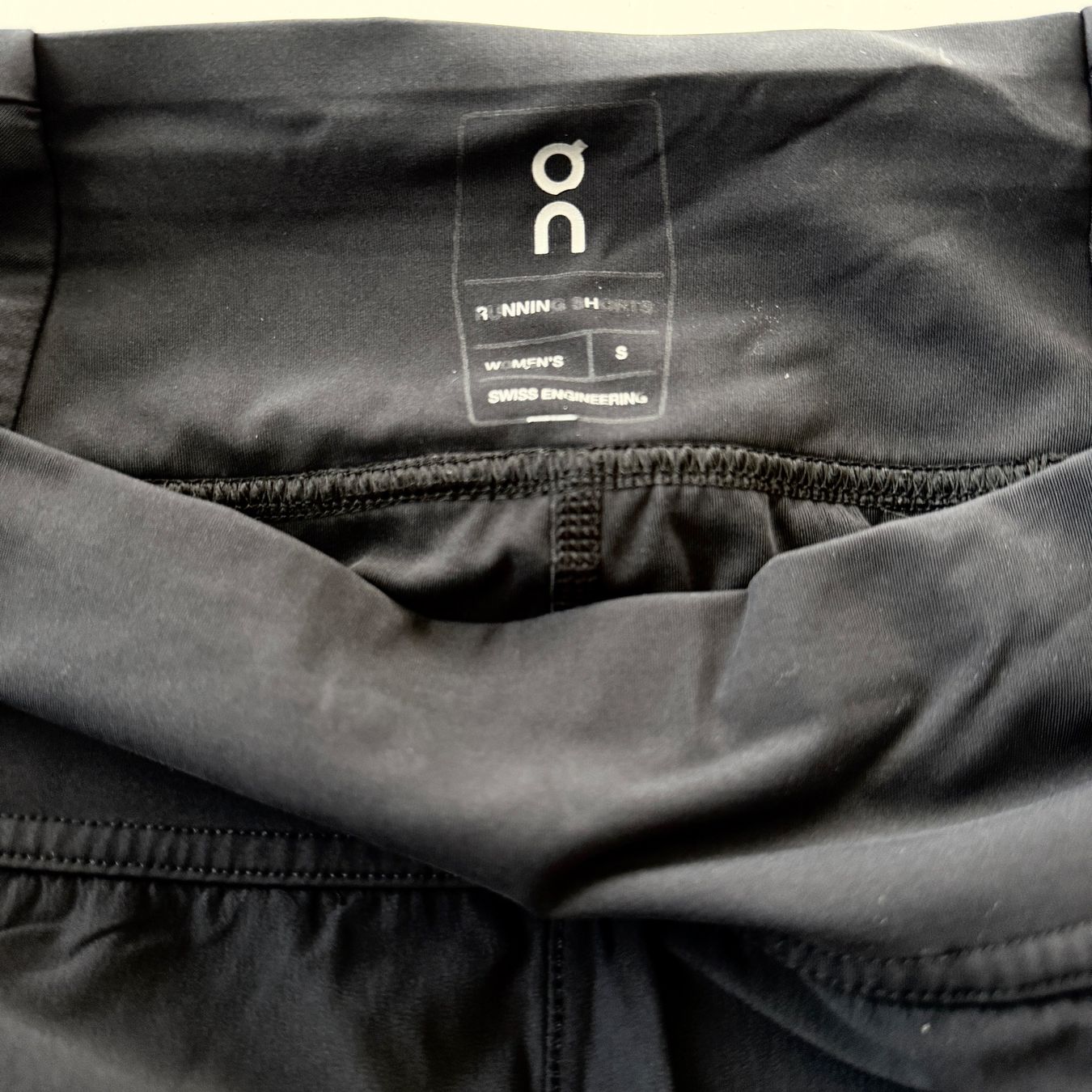 Pantaloni: ON Running Shorts – Usato da Emmen venduto da Avviivva_Com2023 3