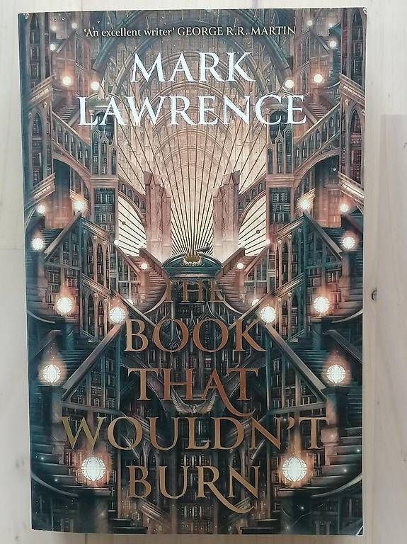 Libri: The Book That Wouldn't Burn, Mark Lawrence – Nuovo (secondo la descrizione) da Marthalen venduto da bahnundflug