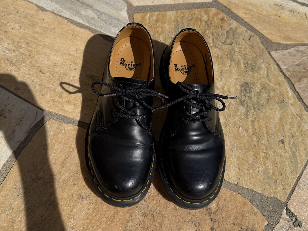 Dr. Martens Herrenschuhe: Dr. Martens basses noires, taille 38 – Gebraucht aus Founex von Hyrienne 1