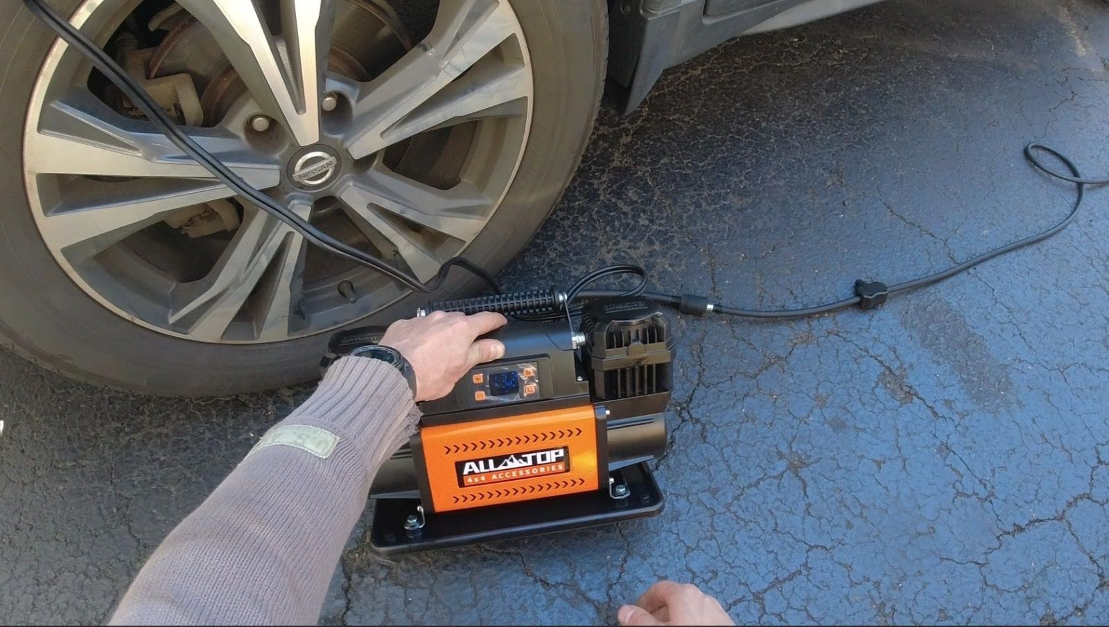 Compressori: 12V Offroad-Luftkompressor mit LCD-Steuerung – Nuovo e nell'imballaggio originale da Zürich venduto da TRAXA-Overland