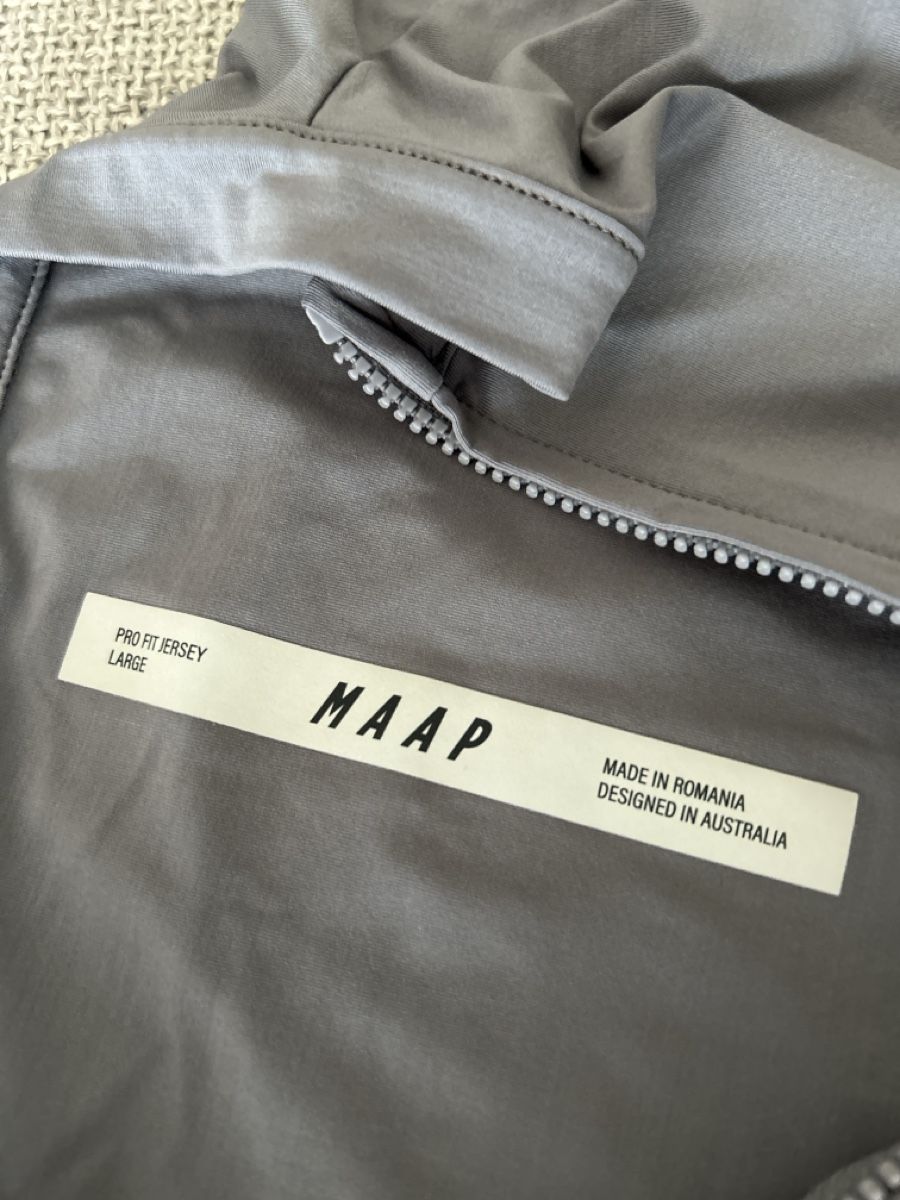 Leibchen & Hosen: MAAP Maillot gris Taille L – Gebraucht aus Biel/Bienne von ponpon_bleu 2