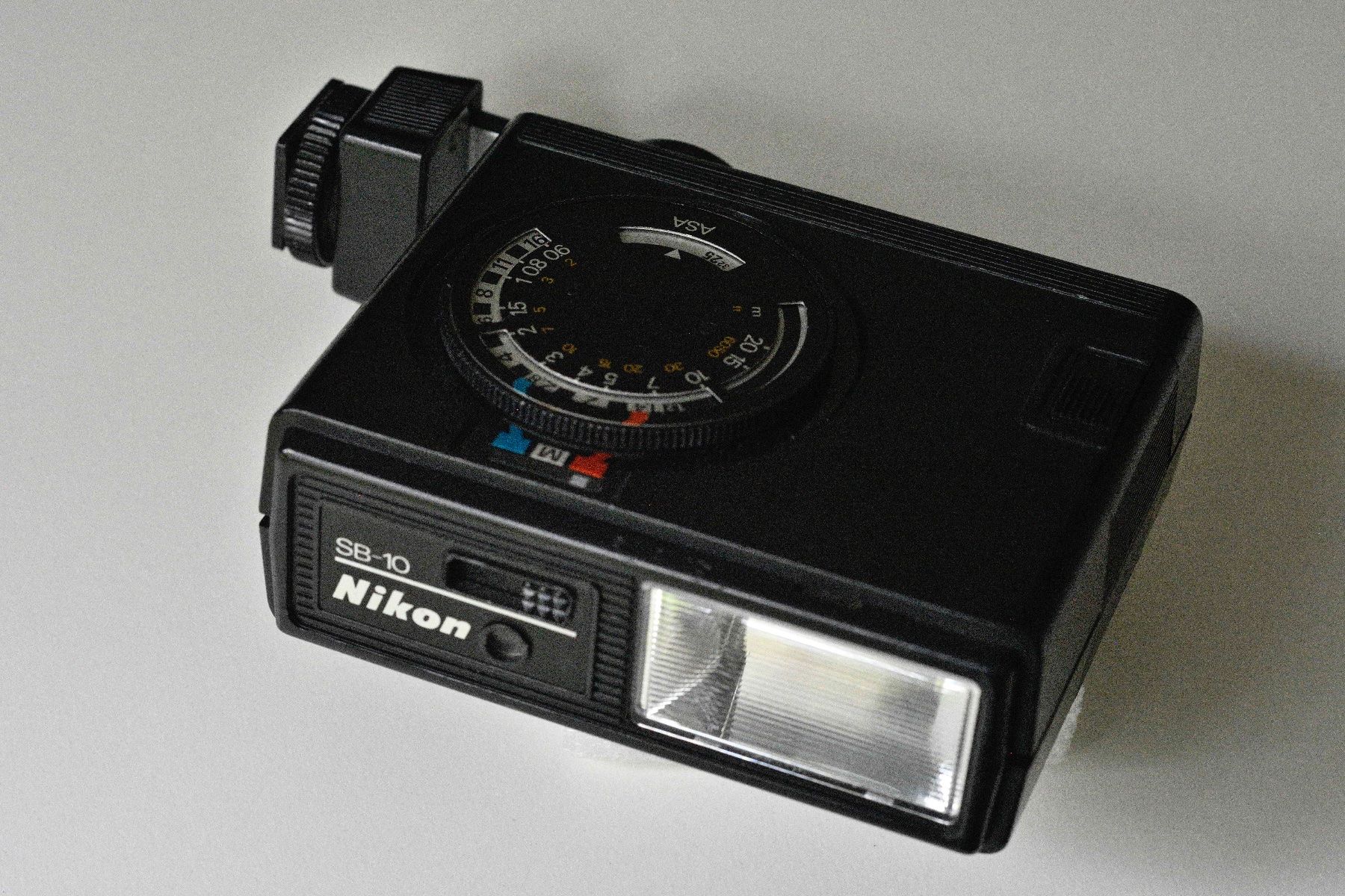 Nikon Flash: Nikon Blitzgerät Typ SB-10 – Usato da Schwerzenbach venduto da floridan