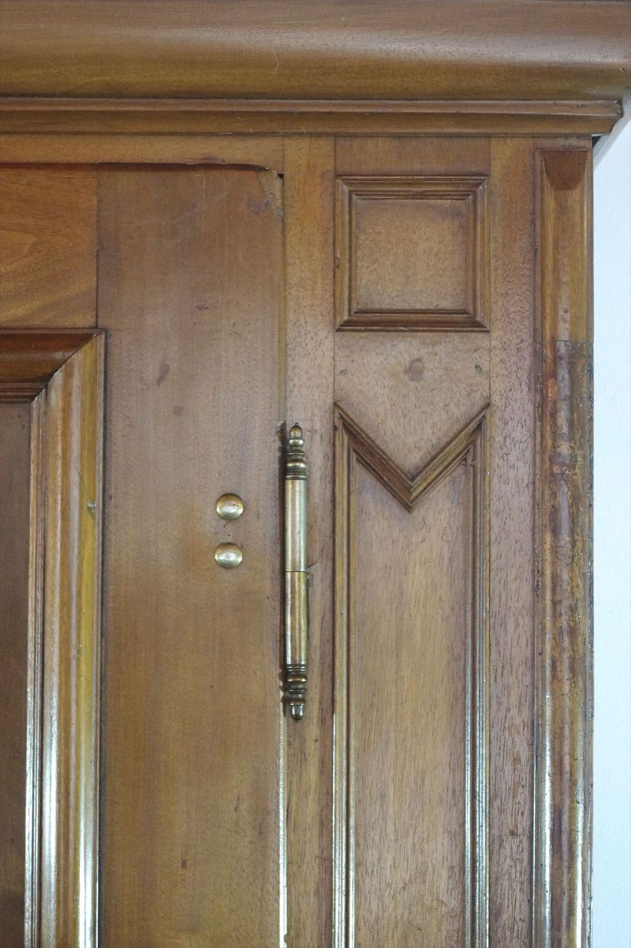 Armadi: prächtiger antiker Flachbarock-Schrank – Usato da Meggen venduto da Trouvaillen 4