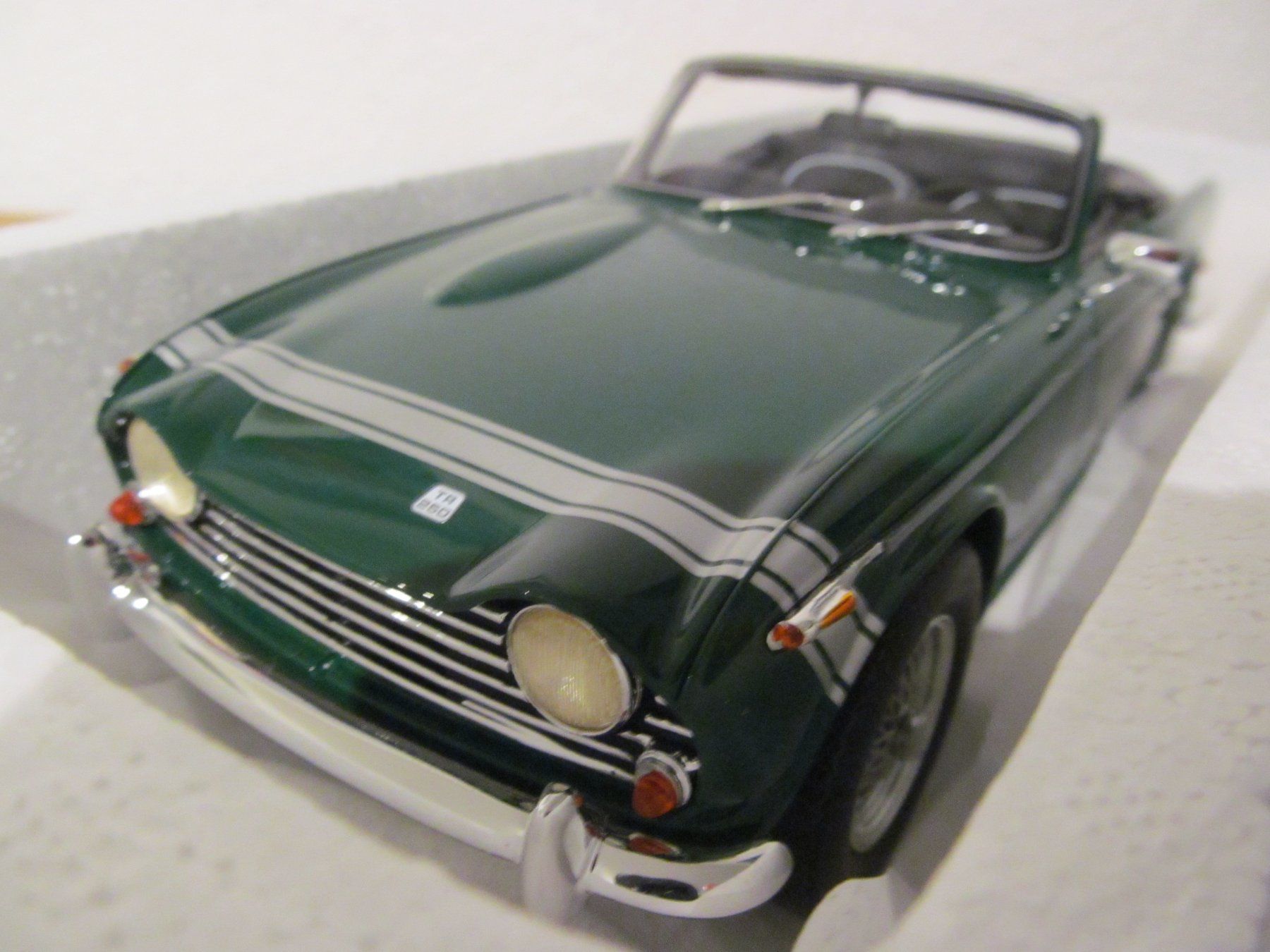 Triumph Modellini d'auto: TRIUMPH TR250  SCHUCO  RESIN 1:18 – Nuovo e nell'imballaggio originale da Grueningen venduto da malamut56 3