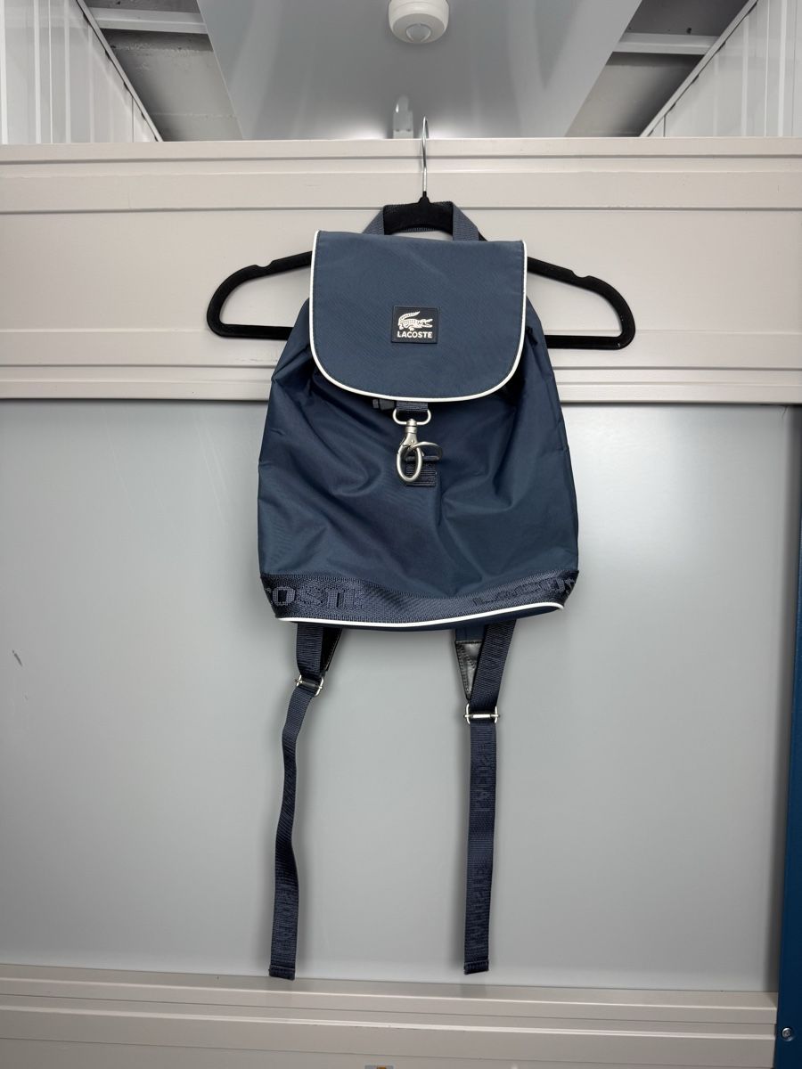 Lacoste Rucksäcke: Vintage Lacoste Backpack – Gebraucht aus Lausanne von Unehistoiredesapes