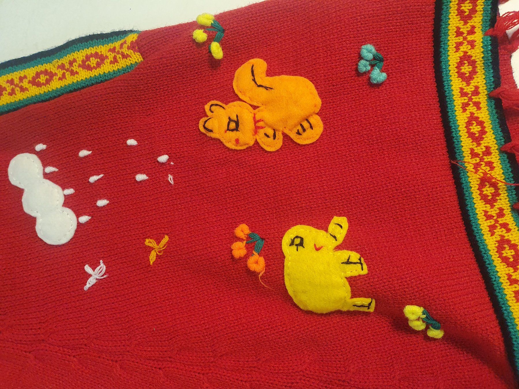 Maglioni & Felpe: Kinderponcho rot mit Natursujets – Usato da Zürich venduto da loosebone 1