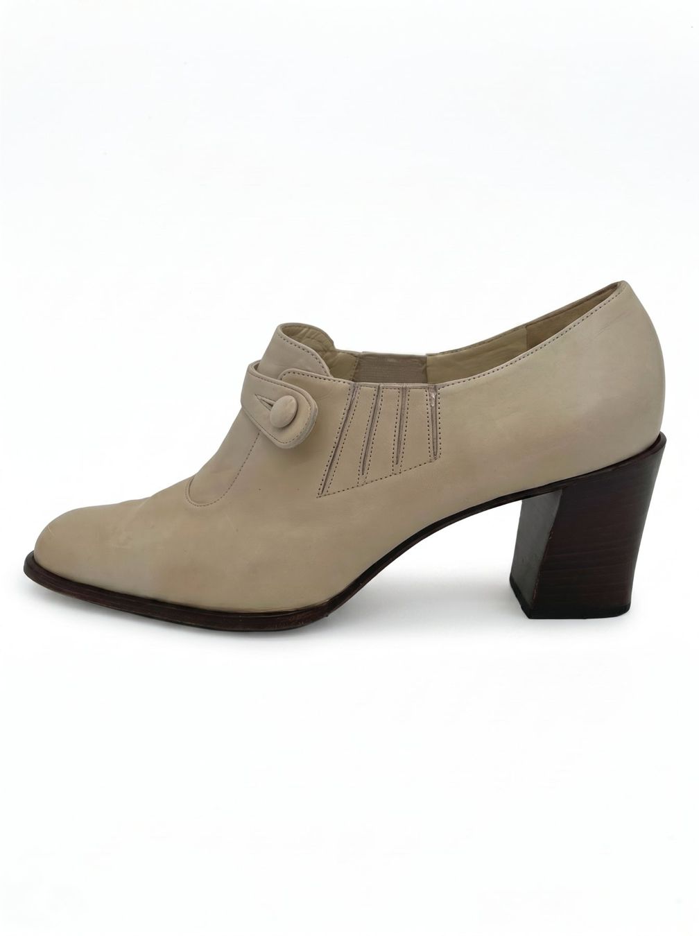 Bally Scarpe da donna: Bally Vintage Button Detail Pump EU 39 Beige – Usato da Zürich venduto da shoe_shop