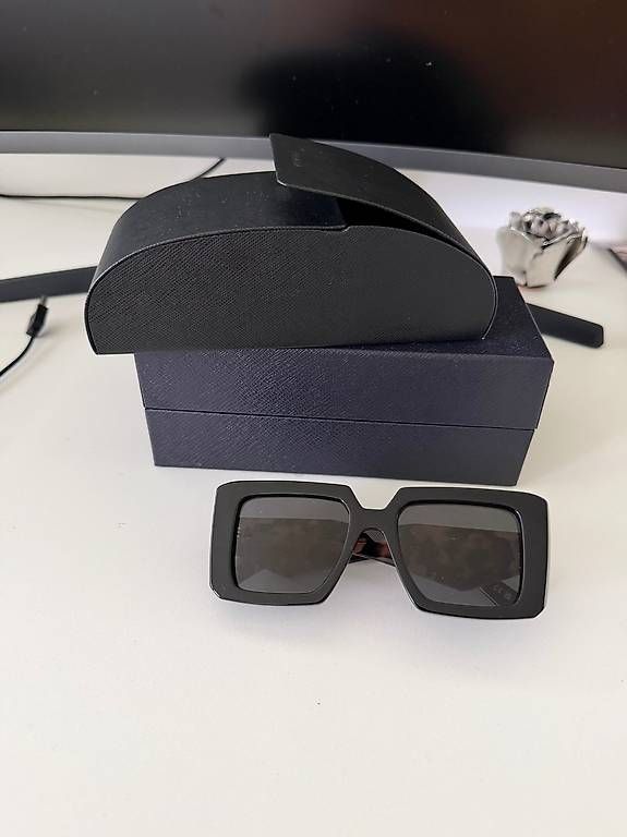 Prada Occhiali & Lenti: Prada Sonnenbrille – Nuovo (secondo la descrizione) da Mörschwil venduto da loredana.bellini