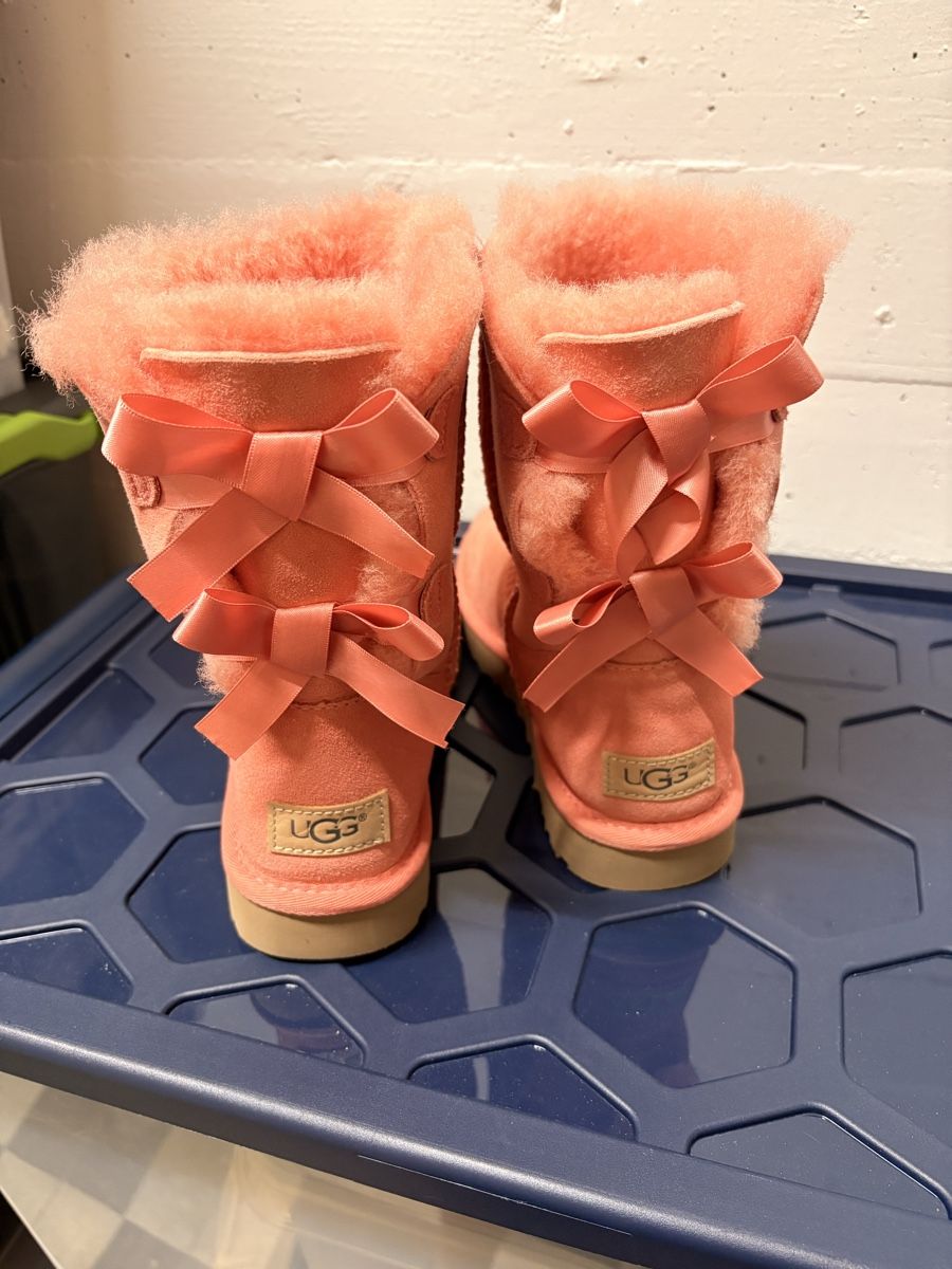 Ugg Damenschuhe: Letzte Runde! Neue UGG Bailey Bow 37 apricot – Neu (gemäss Beschreibung) aus Schaffhausen von 2nd_Glory 1