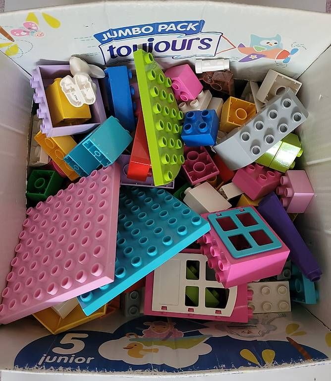 Spielzeuge: Kiste mit div. Lego Duplo (Mädchen) – Gebraucht aus Grüsch von Wiiwarm