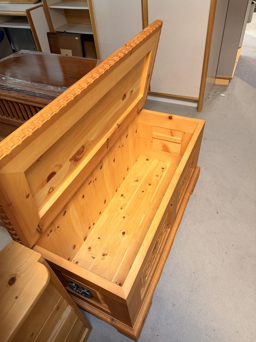 Cassapanche: Coffre en bois massif style rustique  – Usato da St-Maurice venduto da antikdestok 1