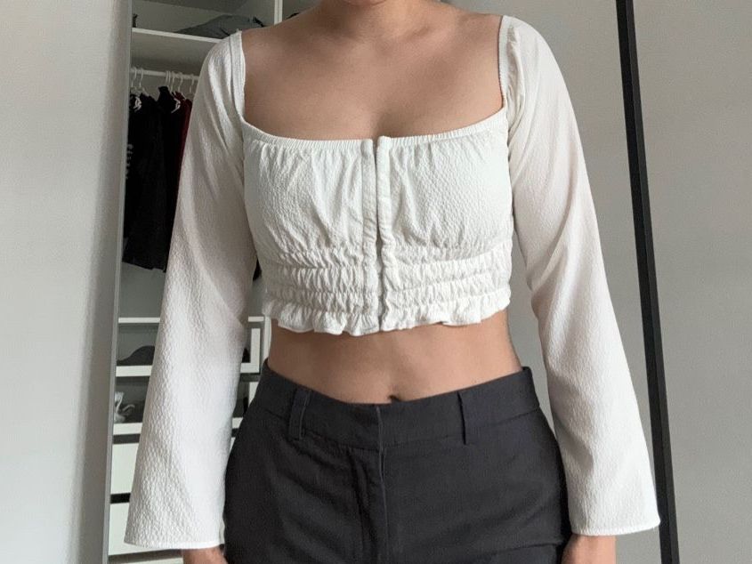Bershka Tops: Weisses Crop Top mit langen Ärmeln – Gebraucht aus Neerach von irasan