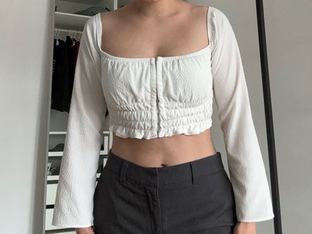 Weisses Crop Top mit langen Ärmeln
