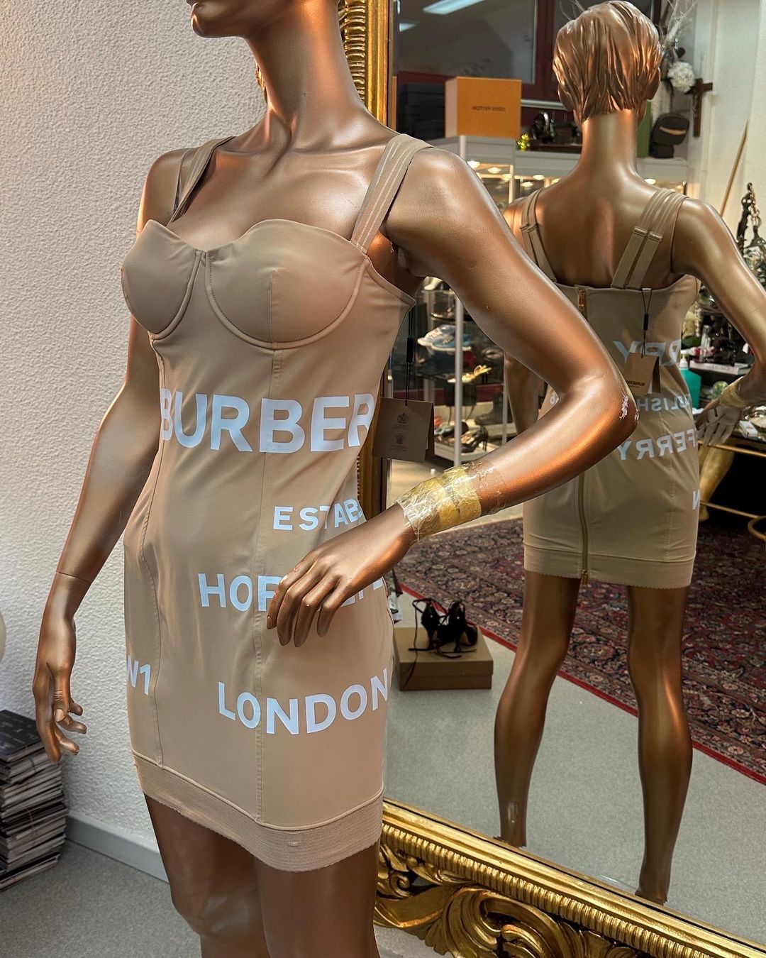 Vestiti: Burberry Kleid NP 1000.- – Nuovo e nell'imballaggio originale da Lachen SZ venduto da HelvetiaLuxury