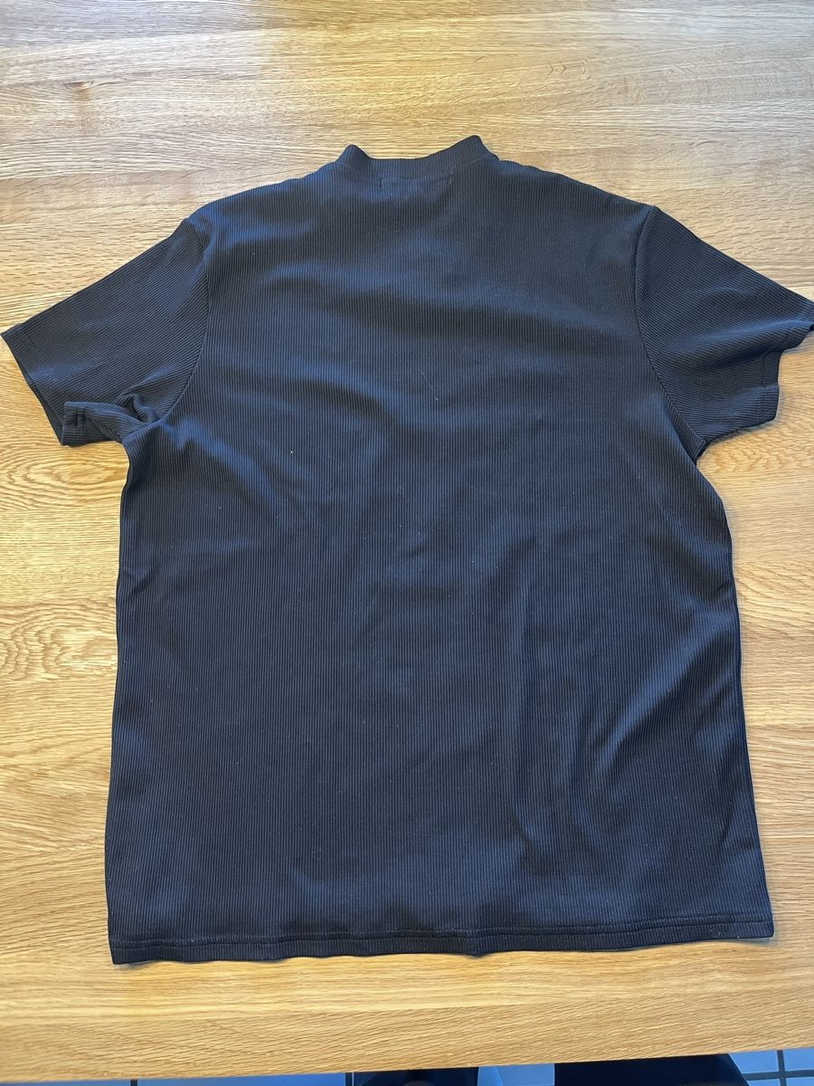 T-shirt: Schwarzes T-Shirt – Usato da Detligen venduto da mar_glh2 1