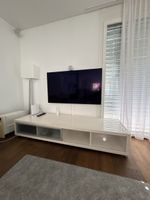 Weiss glänzendes TV-Möbel mit viel Stauraum für Ihr Wohnzimm