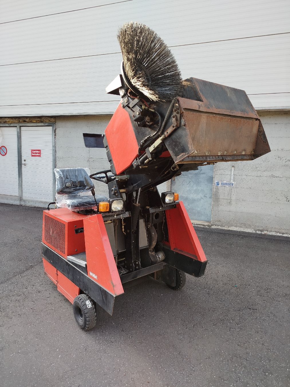 Hako Tutte le macchine: Wischmaschine Hako Jonas 1100 – Usato da Weier im Emmental venduto da Teedu 4